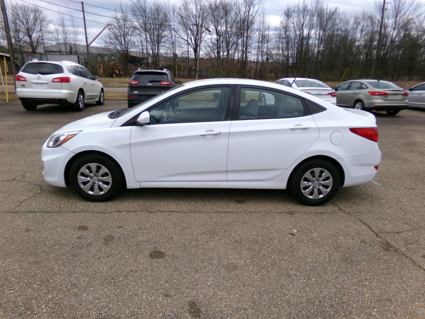 2017 White /Gray Hyundai Accent SE 4-Door 6M (KMHCT4AE8HU) with an 1.6L L4 DOHC 16V engine, 6-speed automatic transmission, located at 401 First NE, Bearden, AR, 71720, (870) 687-3414, 33.726528, -92.611519 - Photo#1